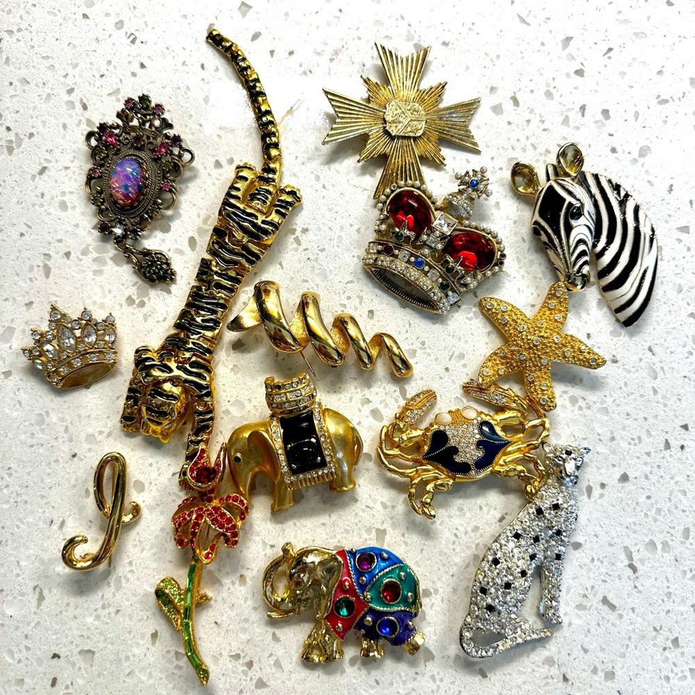 Vintage brooch lot.